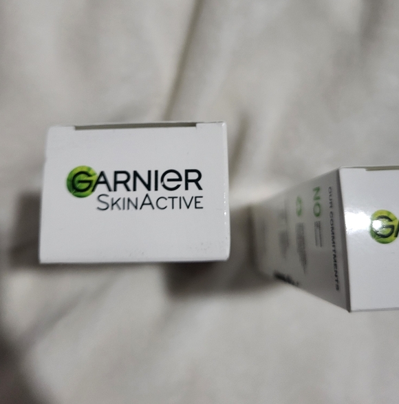 Garnier SkinActive Charcoal Black Mask - Picture 3 of 9